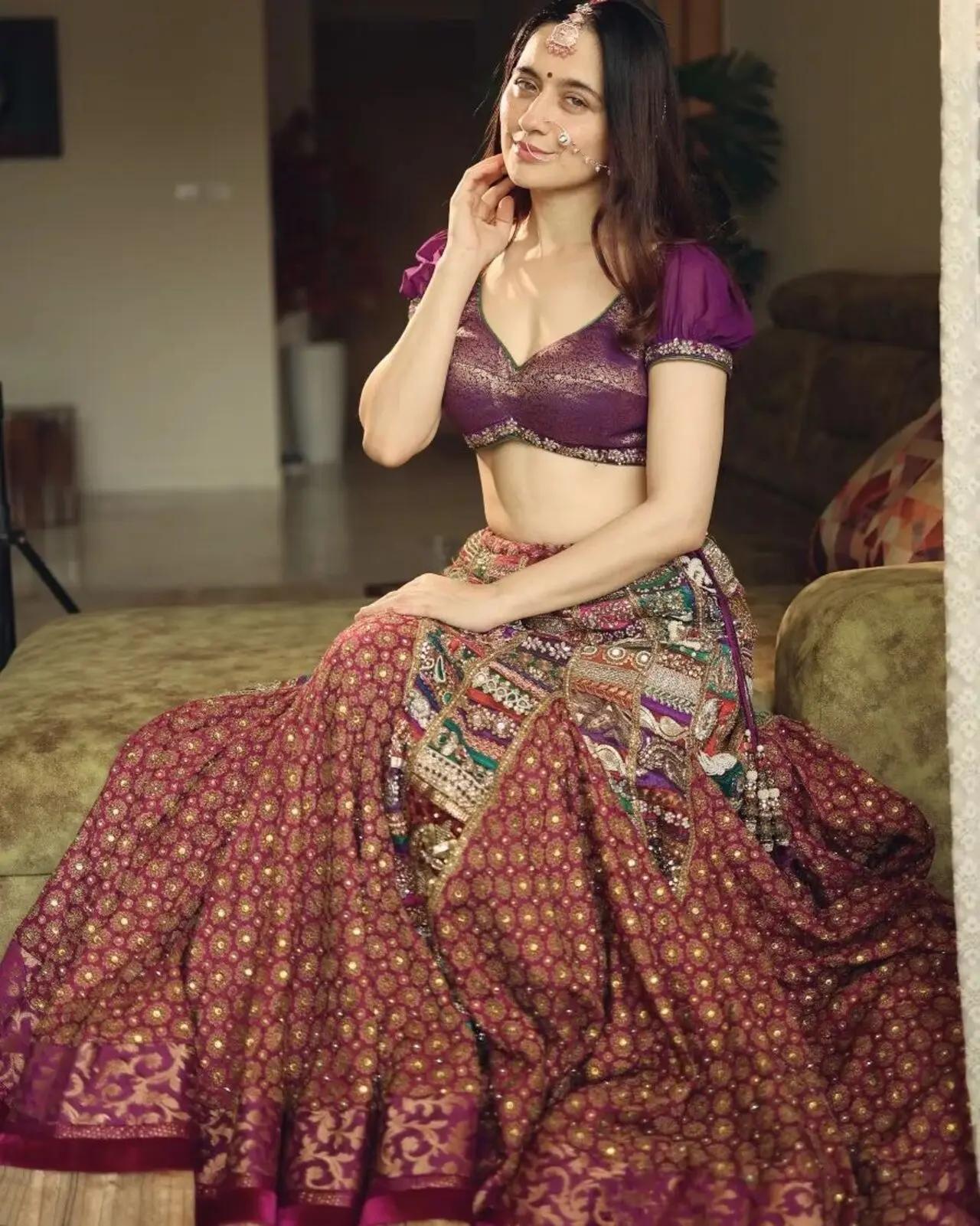 She kept her makeup minimal and then added a stunning, intricate maangtika and nath to complete her look. The actress finished her look by adding a pretty bindi on her forehead