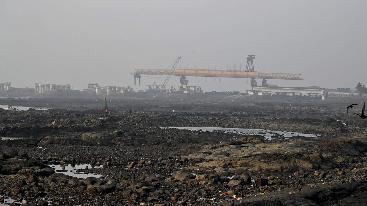 Dec 30: The same structure is veiled in haze on December 30. Pic/Sayyed Sameer AbediDec 30: The same structure is veiled in haze on December 30. Pic/Sayyed Sameer Abedi