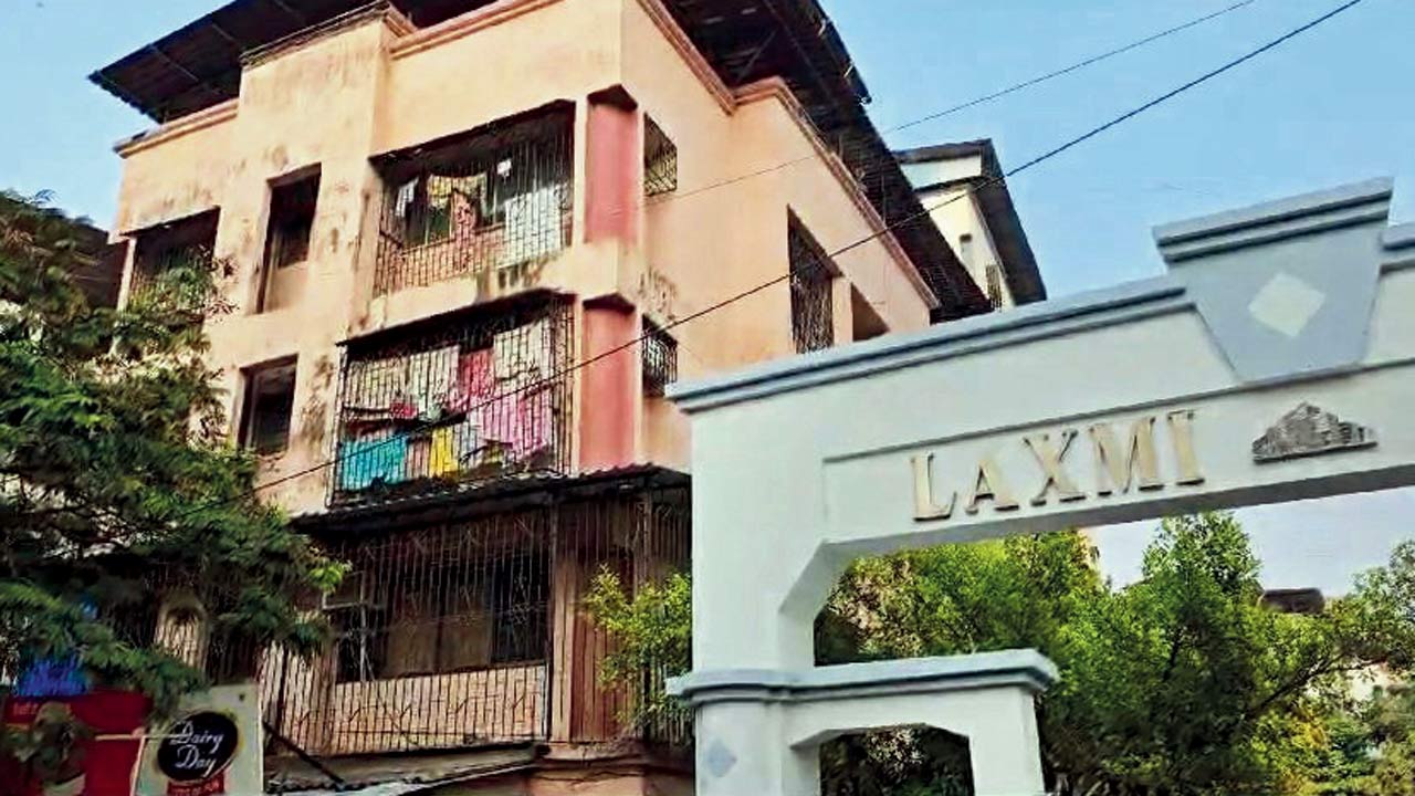 The building where Fatima was staying. Pics/Hanif Patel