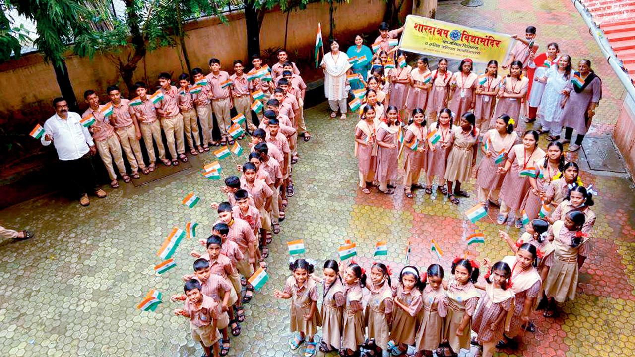 Students form a human chain to celebrate 75 years of Sharadashram Vidyamandir