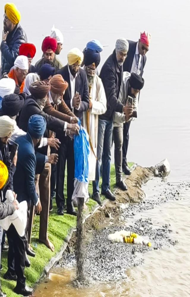 Manmohan Singh`s ashes immersed in Yamuna river