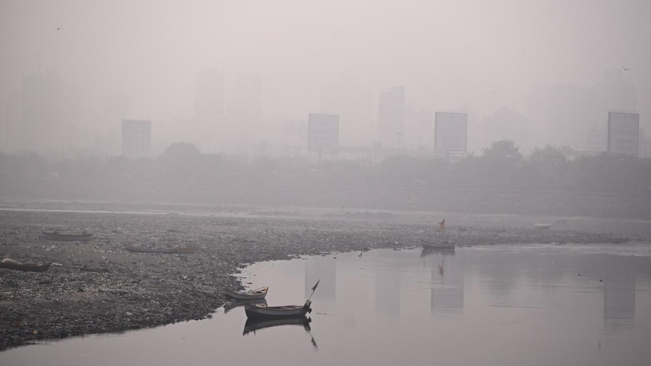 In the morning, the AQI remained in the moderate category at 157