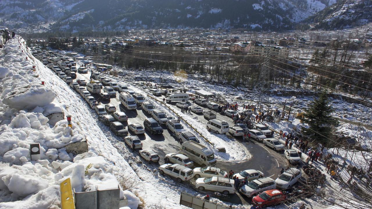 The route to Manali saw traffic snarls due to a heavy influx of tourists