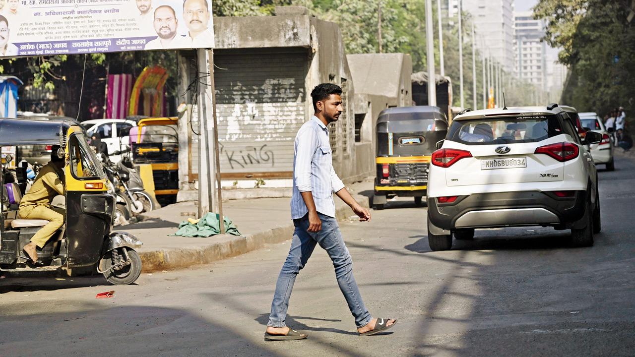 Subway inb Kurla is closed due to ongoing Metro construction, forcing pedestrians to cross the busy road instead. PIC/ASHISH RAJE 