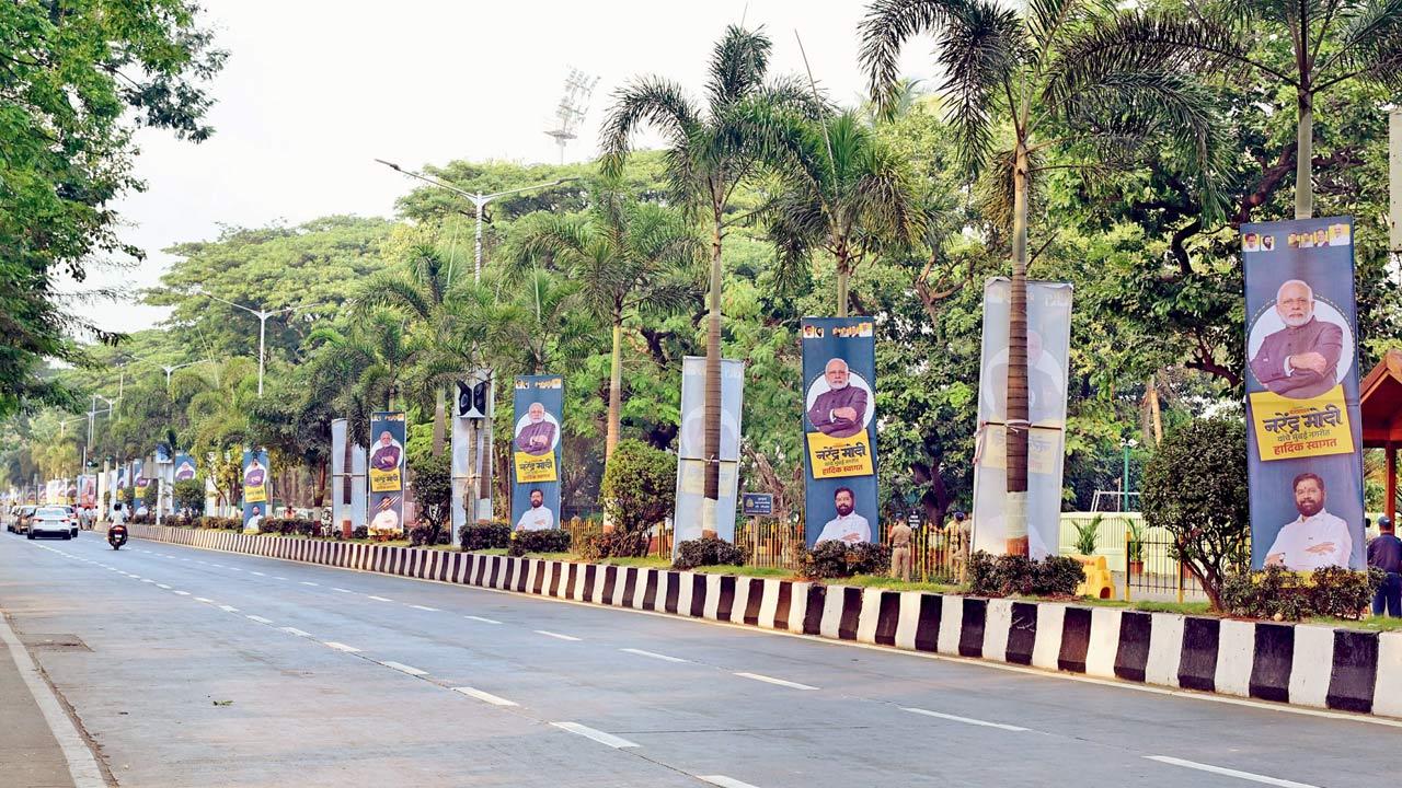 Fashion Street shops closed by police and banners displayed for the swearing-in ceremony near Azad Maidan. Pics/Shadab Khan