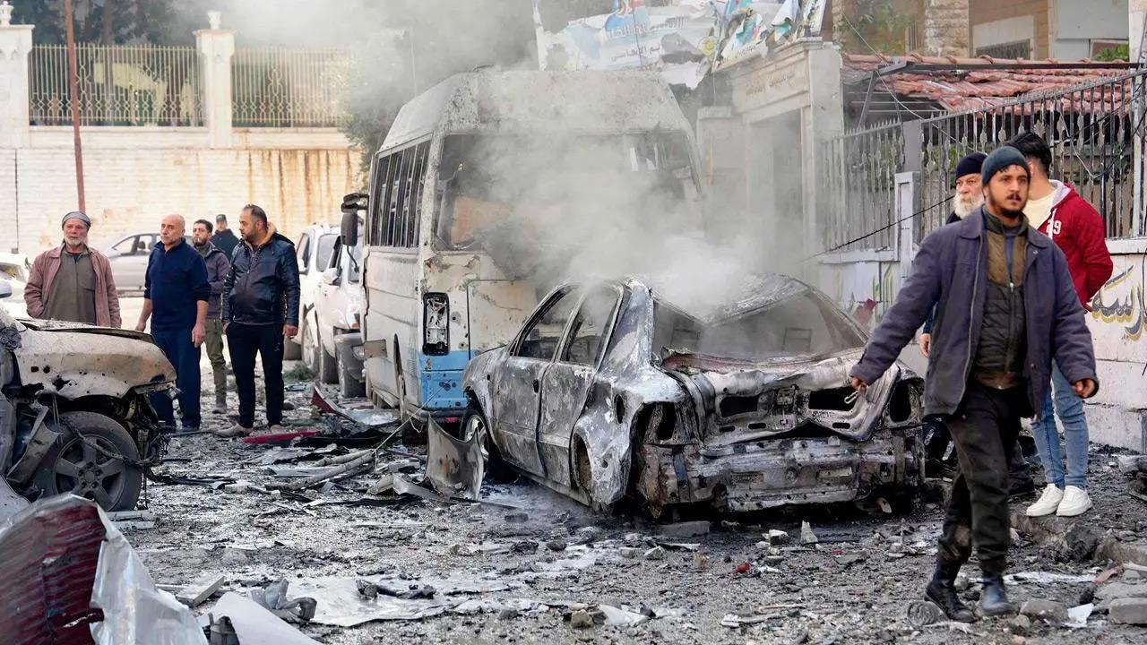 Syrian government forces withdraw as rebels advance towards Damascus