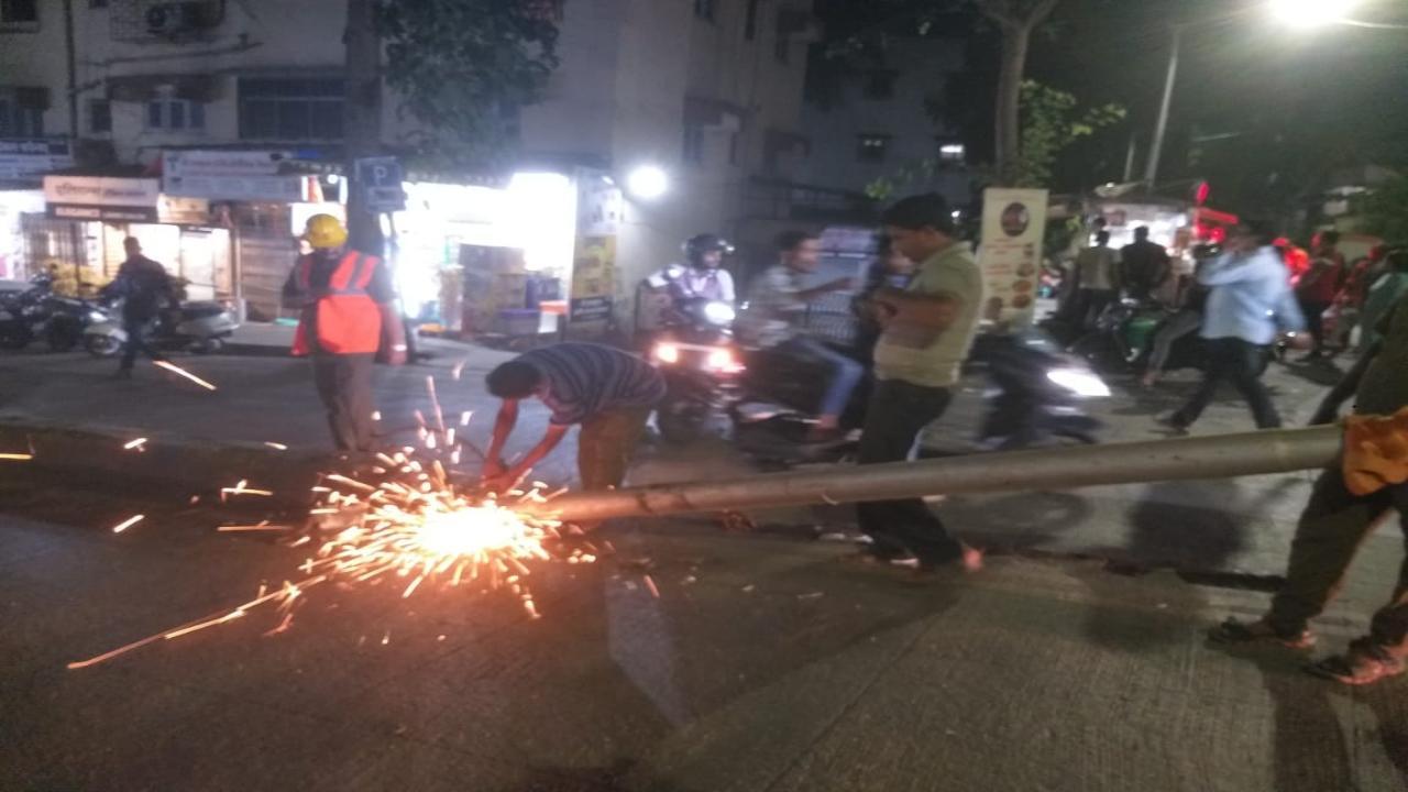  Thane: Unidentified vehicle collides with road divider in Panchpakhadi, no injuries reported 