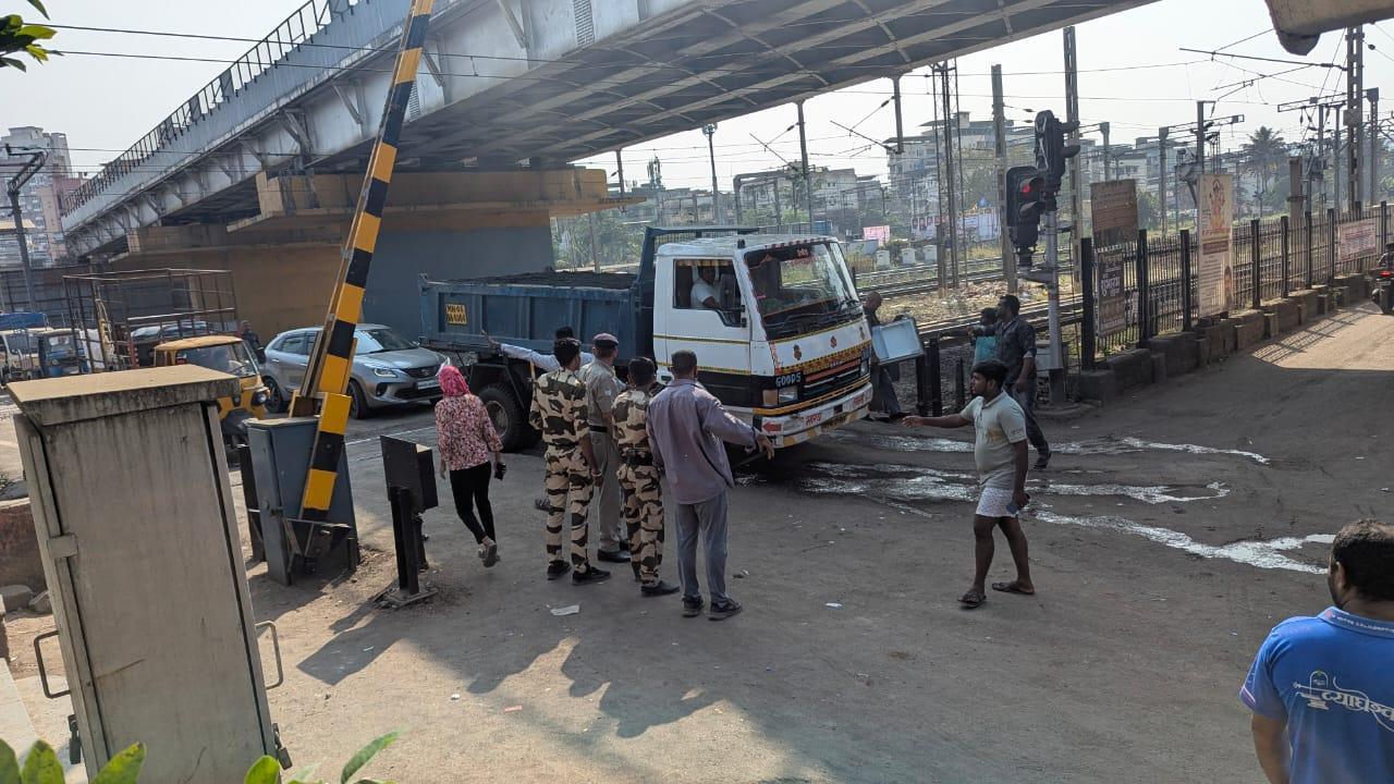 Mumbai local train updates: Suburban services delayed due to stranded lorry at level crossing gate near Diva station