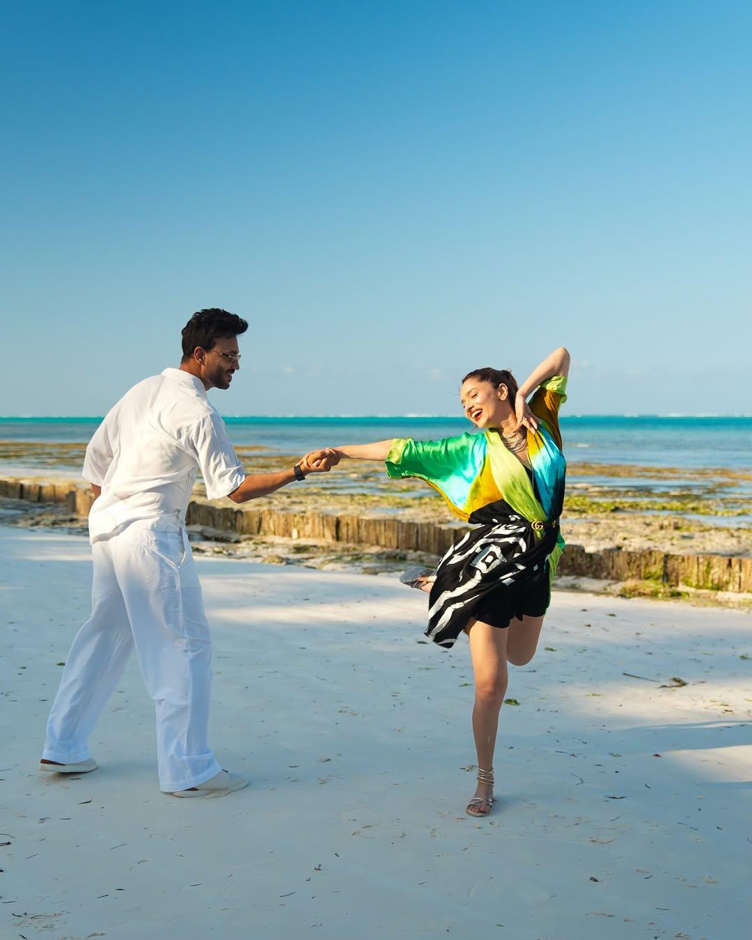 Dancing your heart out with your loved one is a joy everyone needs. We are sure this picture of AnVi is making you jealous!  