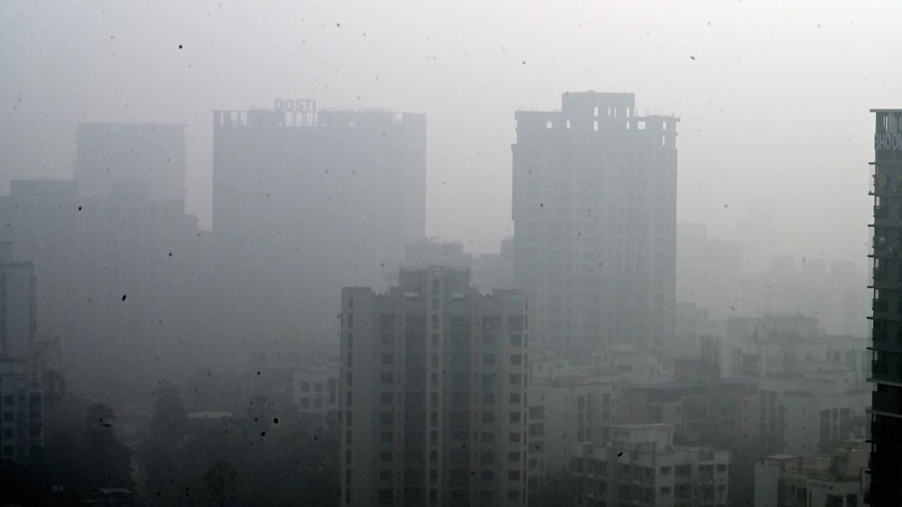 In the western suburbs, Kandivali, Malad and Borivali were also covered in haze