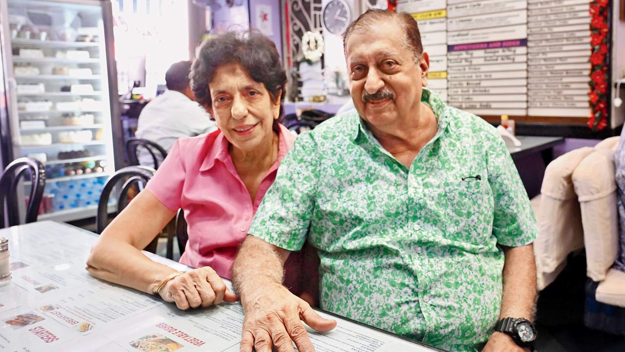 Dolly and Polly (Parvez) Mistry, former proprietors of Sunshine Snack Corner, presently at Cafe Churchill on Colaba Causeway. Pics/Atul Kamble