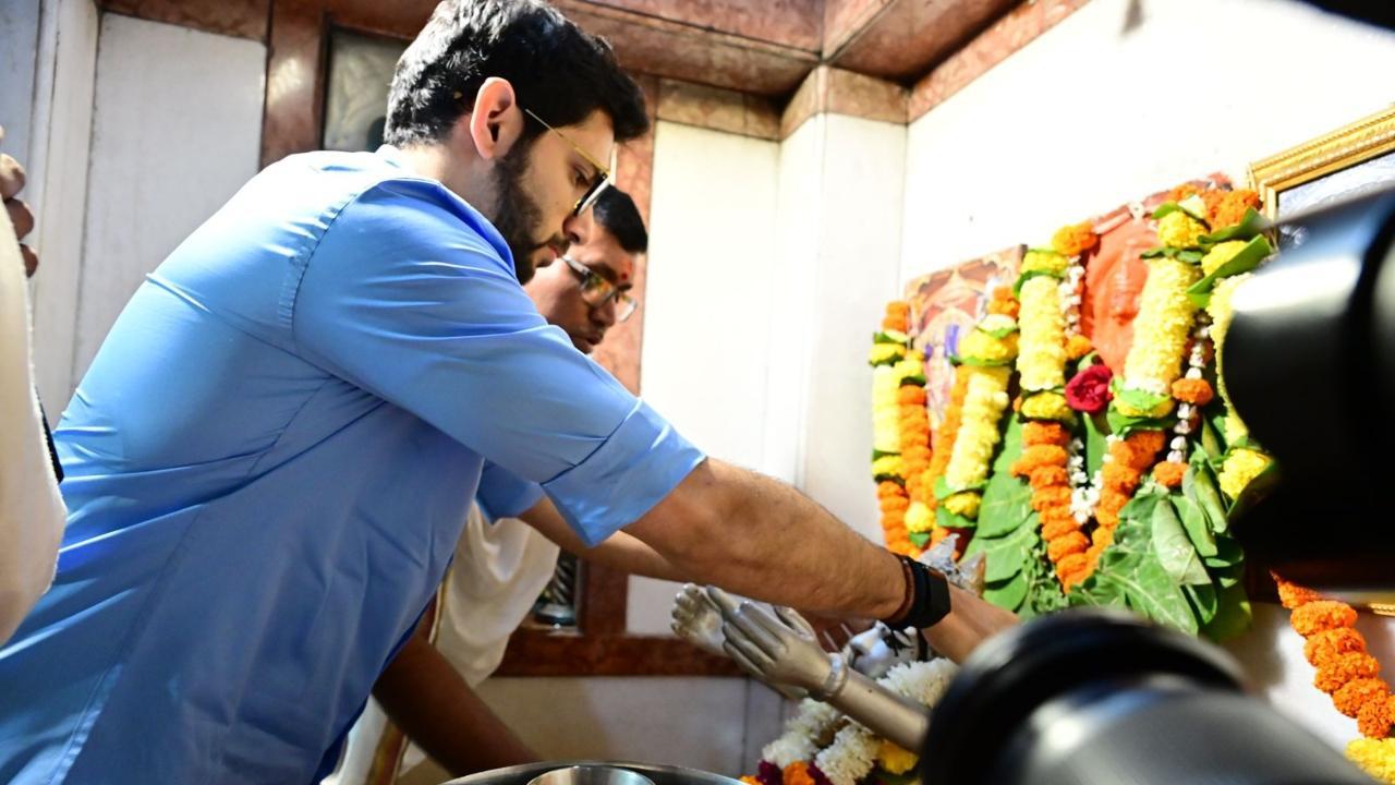 Aaditya reached the temple in the evening and performed a maha-aarti. Pics/Shadab Khan