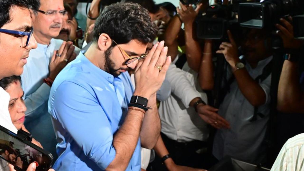 Aaditya Thackeray on Saturday performed 'maha-aarti' at the Hanuman temple located outside the Dadar railway station amid the row over the demolition notice issued to the shrine by the railways