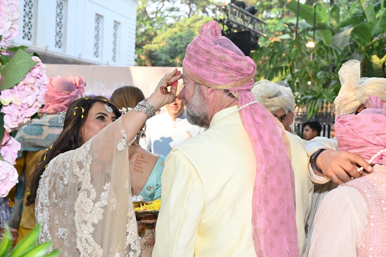 Kashyap’s ex-wife and film editor Aarti Bajaj welcomed the guests as they arrived for their daughter’s wedding. 