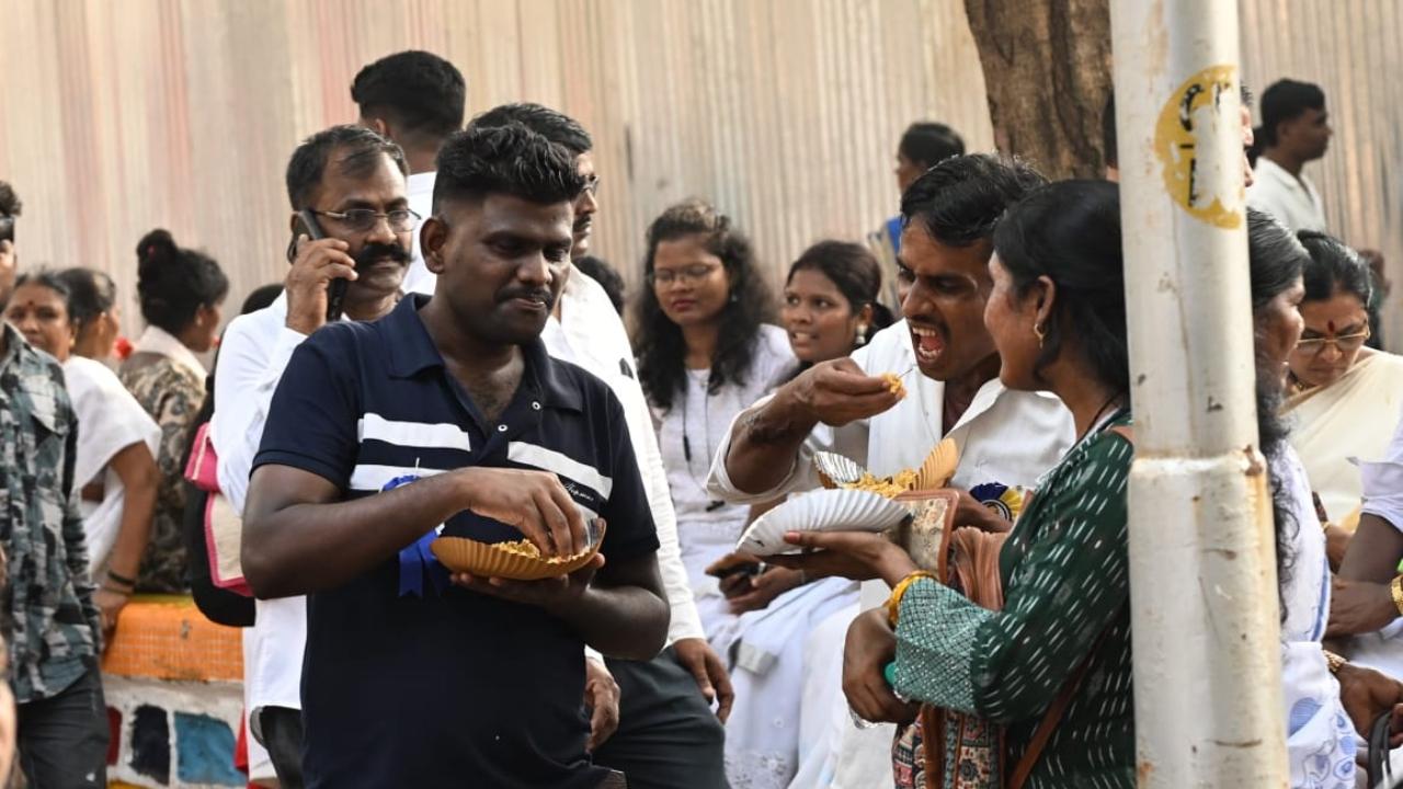 Six RO plants have been made available, along with 530 water taps and 70 water tankers. Bottled drinking water and biscuits are being distributed to followers standing in queues, the officials said