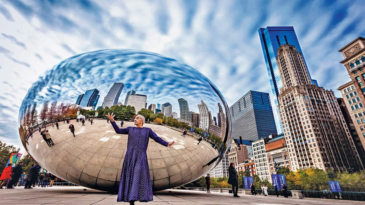 Astad Deboo in front of Anish Kapoor’s The Bean in Chicago