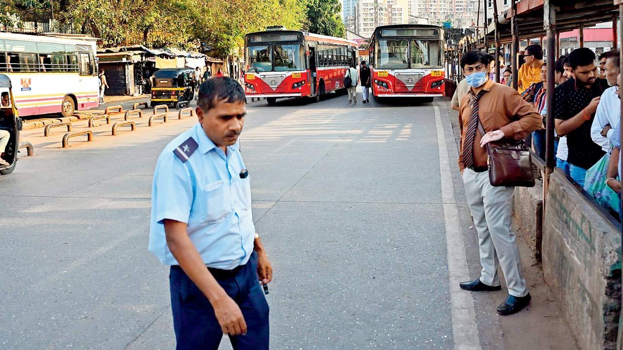 BEST resumes operations in Kurla on Friday. Pics/Sayyed Sameer Abedi