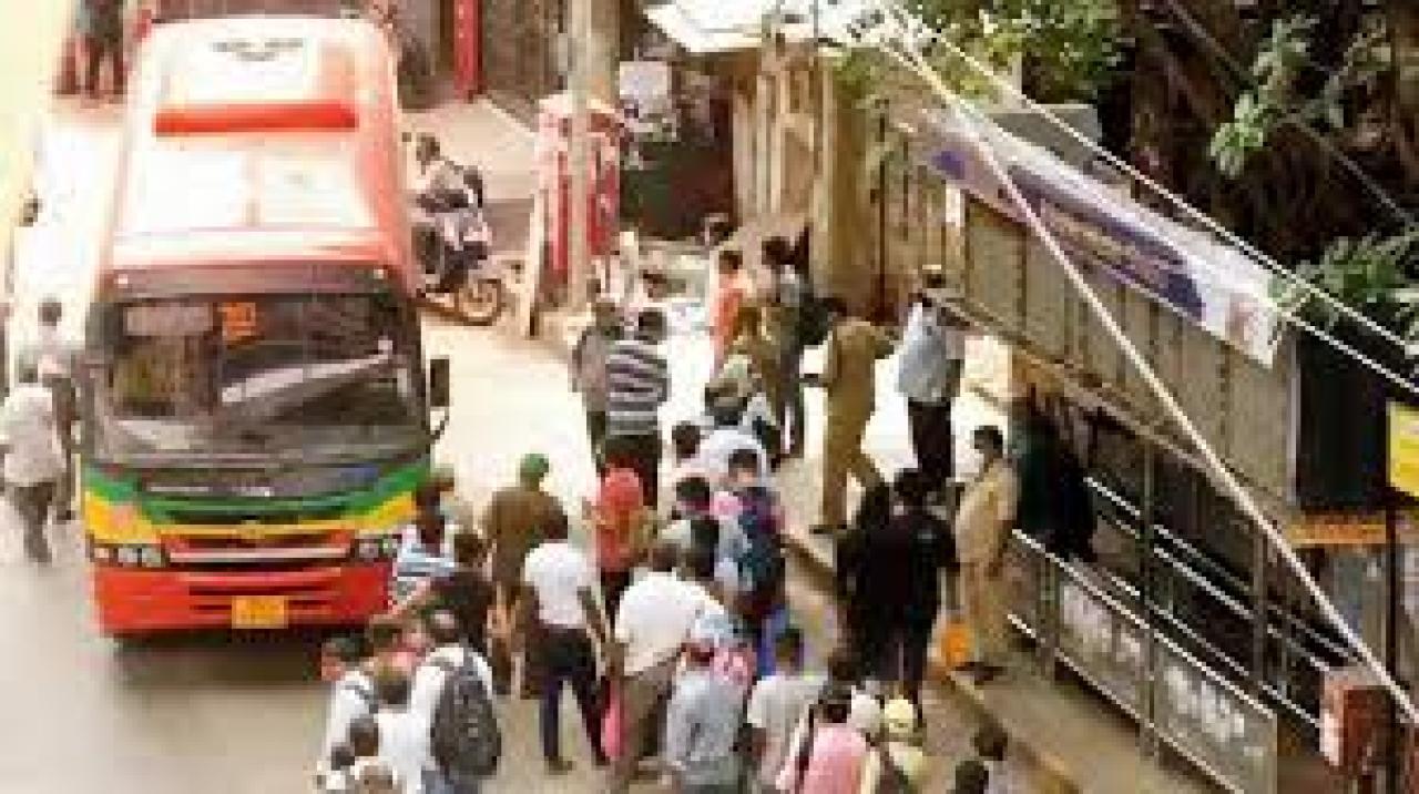 Mumbai: BEST bus service causes traffic congestion near Byculla station, locals voice out