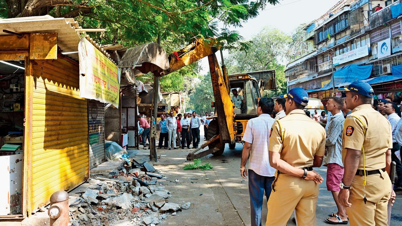 The authorities crack down on hawkers at Bhaji Market Gully in Borivli West on November 29. Pic/Nimesh Dave