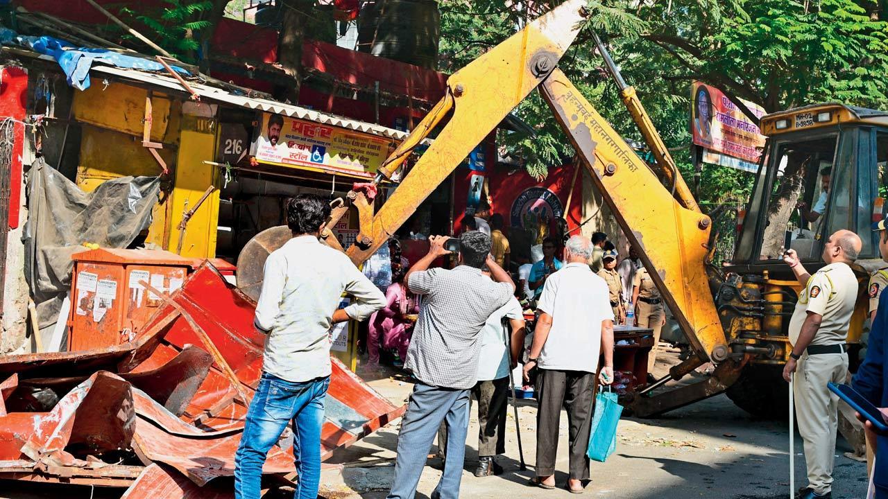 Borivli hawker menace: BMC clears the road, when will BEST resume services?