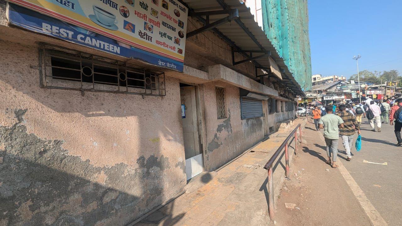 Hundreds of passengers travel in buses from the Kurla bus stand, located on Barve Road, to reach the Bandra-Kurla Complex and other locations. (Pic/Rajendra B Aklekar)