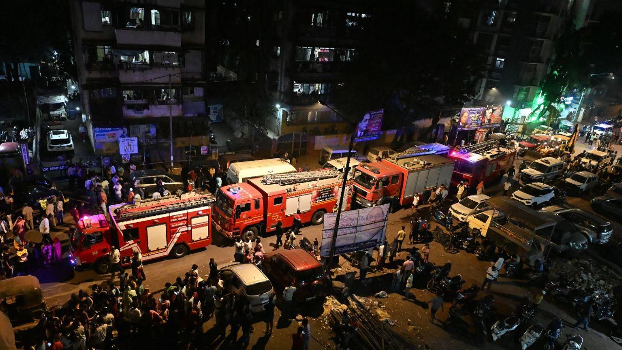 According to the civic authorities, the Mumbai Fire Brigade (MFB) and the Mumbai Police officials rushed to the spot and launched a rescue and relief operation. (Pic/Sameer Abdedi)