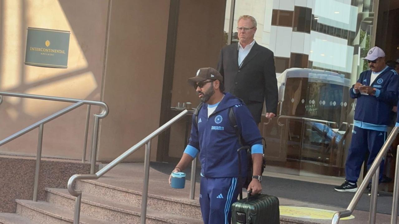 Captain Rohit Sharma, overwhelmed, got off the bus and directed the support staff to find Yashasvi