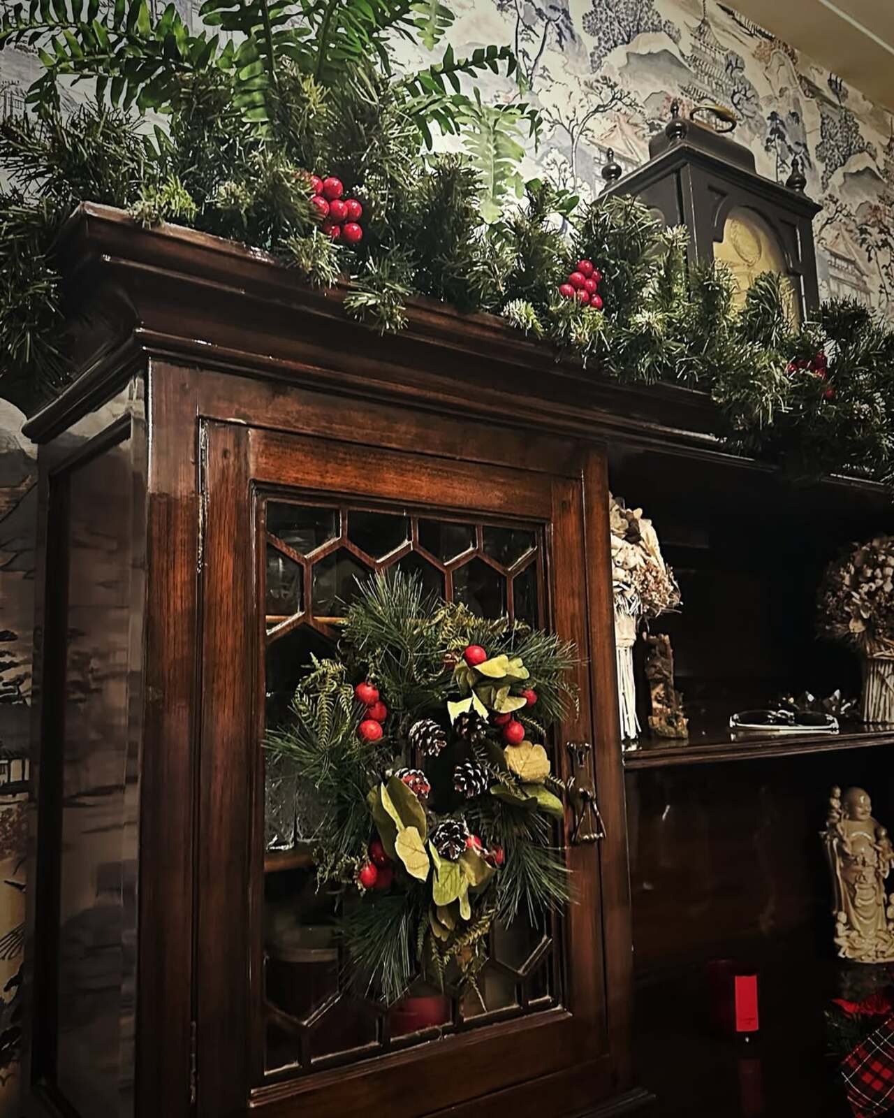 The actress gave a Christmas vibe to her wooden cabinet