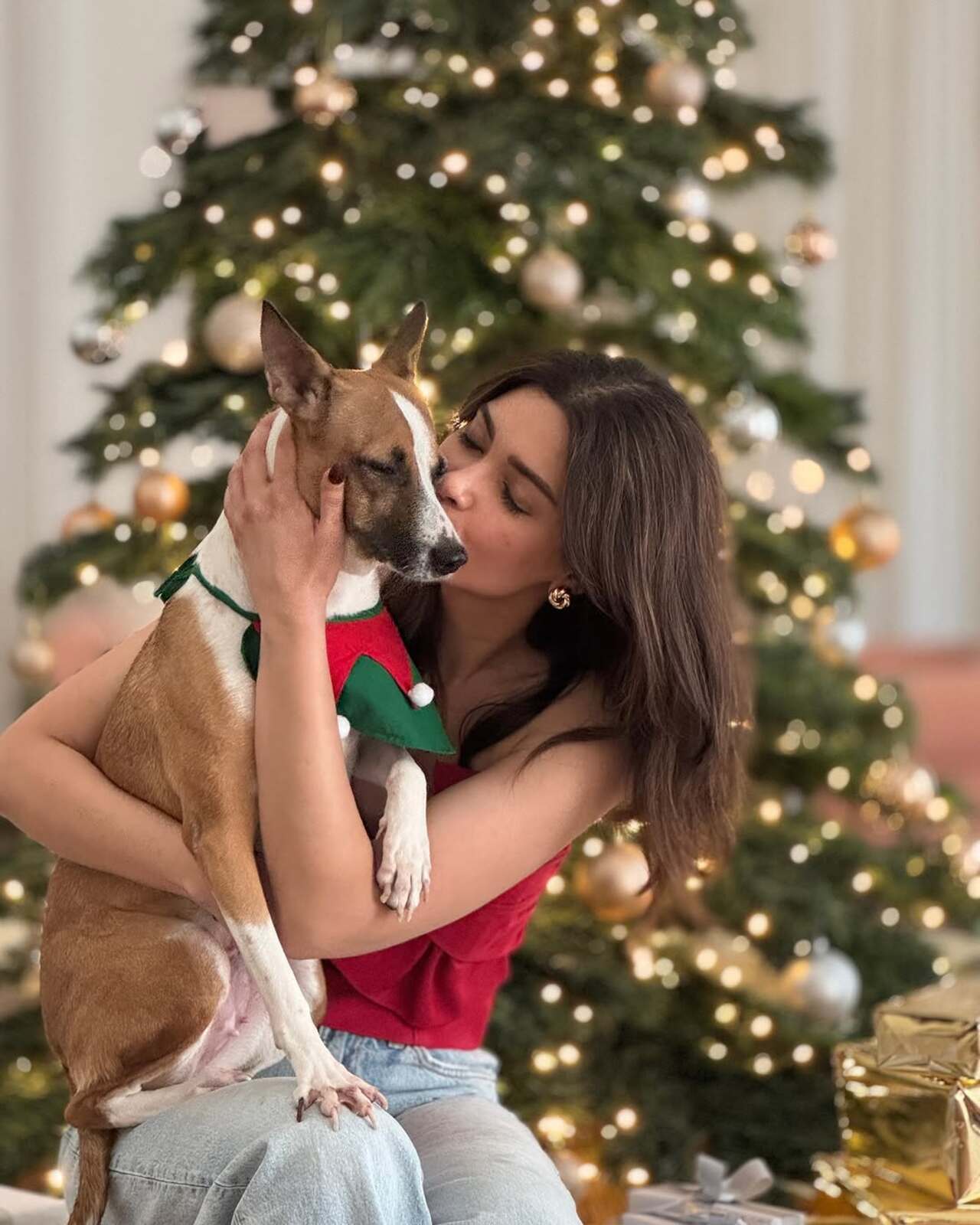 The actress posed with her dog and gave a glimpse at her simple and aesthetic celebration at home
