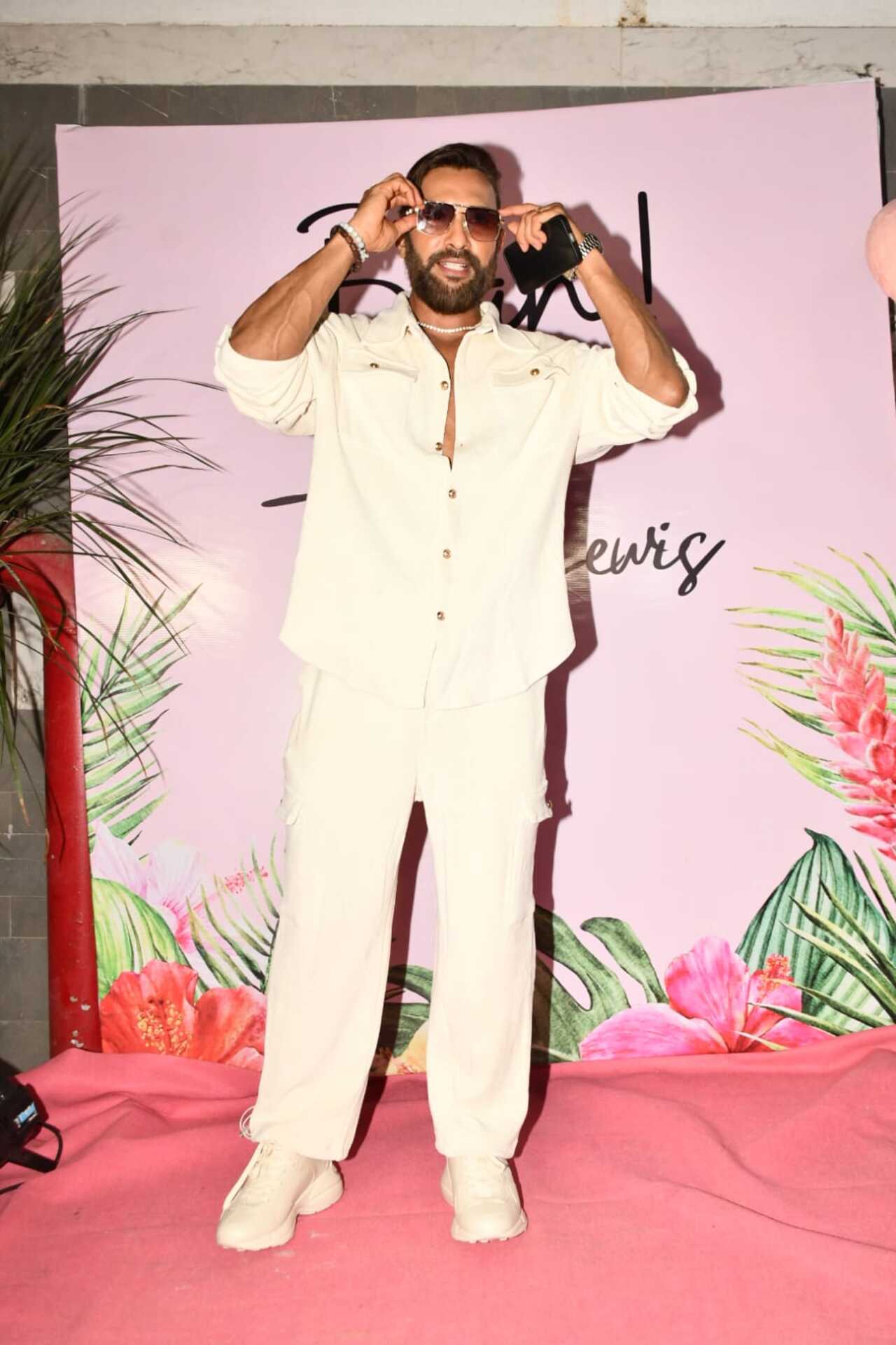 Host Terence Lewis kept it cool in a white ensemble paired with black shades