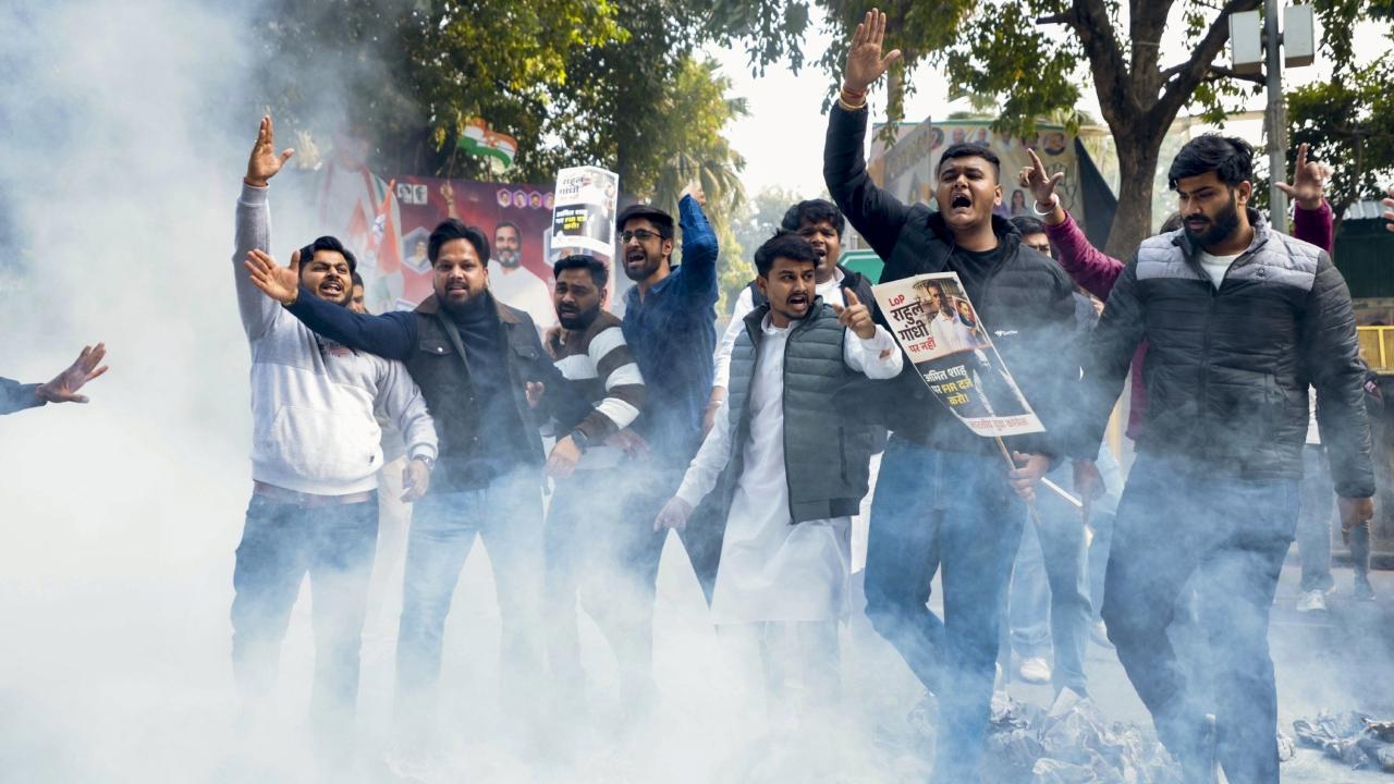 The protest by Delhi Youth Congress took place outside the Youth Congress office, where the Delhi Police stopped everyone by barricading