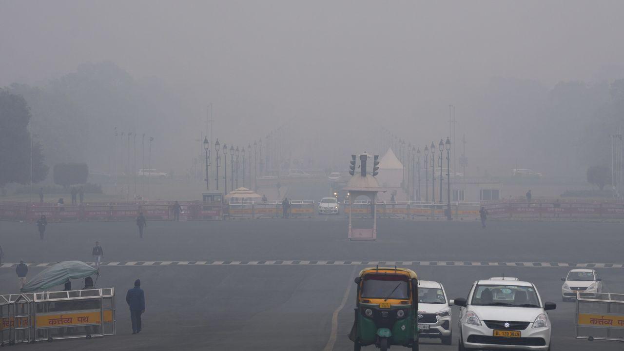 Delhiites woke up to a drizzle and fog on Monday morning with the minimum temperature settling at 8.6 degrees Celsius. (In Pic: Commuters at Vijay Chowk on a foggy winter morning, in New Delhi on Monday)