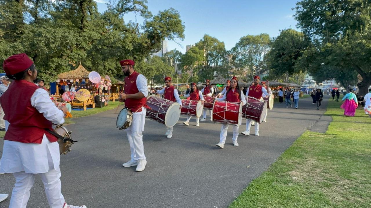 Beyond the food, the cultural showcase at the festival has been a major highlight. One of the most memorable performances was by the local Shiv Garjana Puneri Dhol Pathak, whose energetic beats and traditional drum performances captivated the audience
