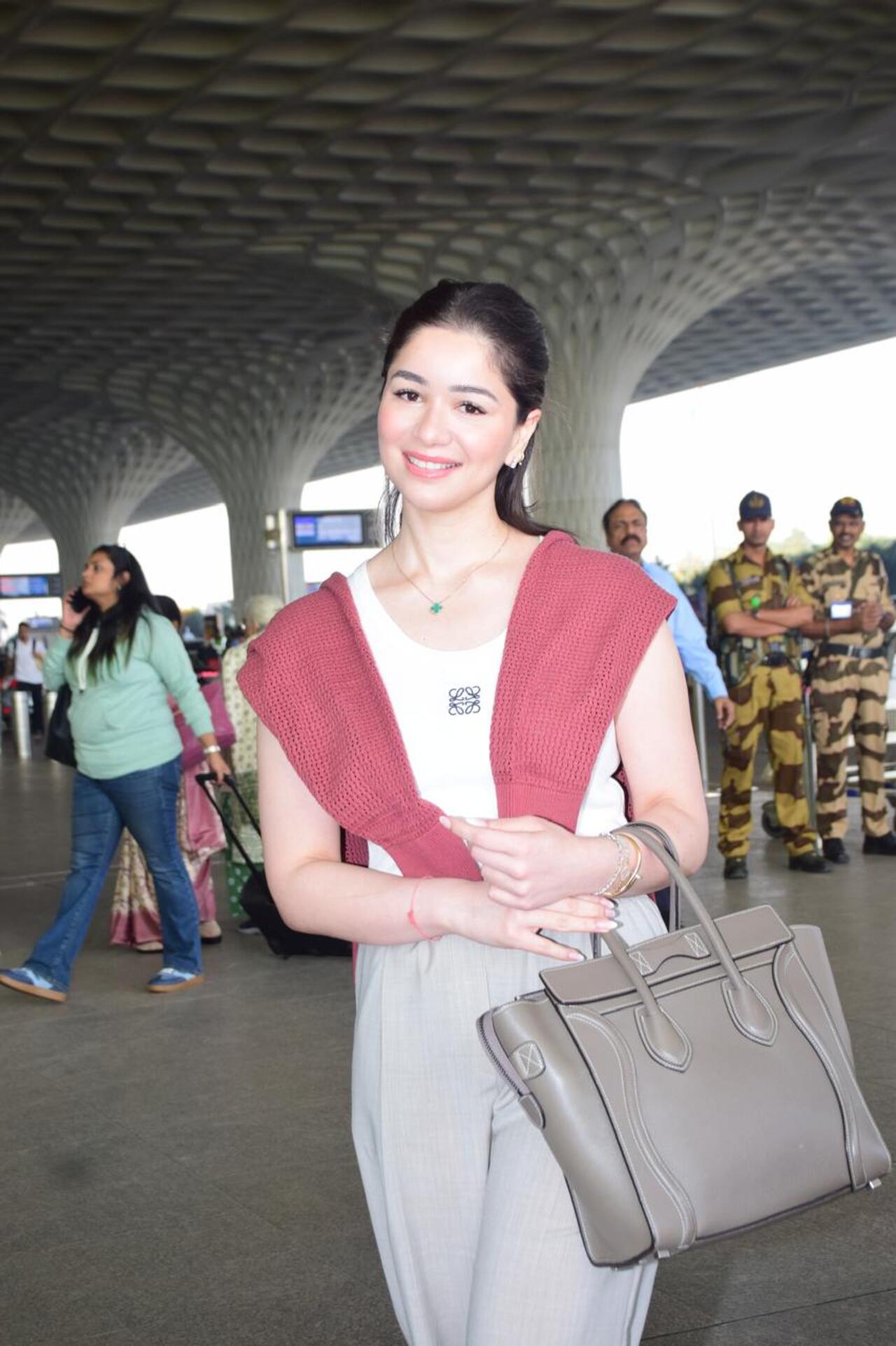 Sara Tendulkar flashed her million-dollar smile at the airport.