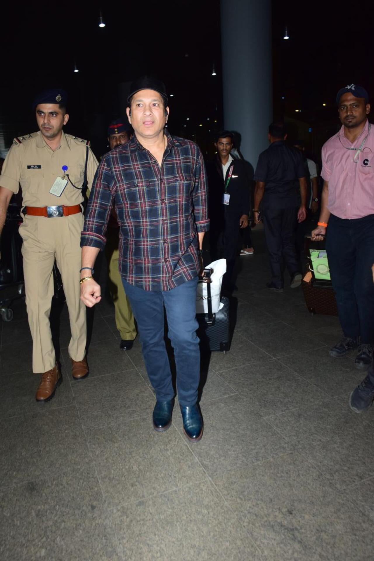 Cricket legend Sachin Tendulkar was spotted at the Mumbai airport in a casual avatar.