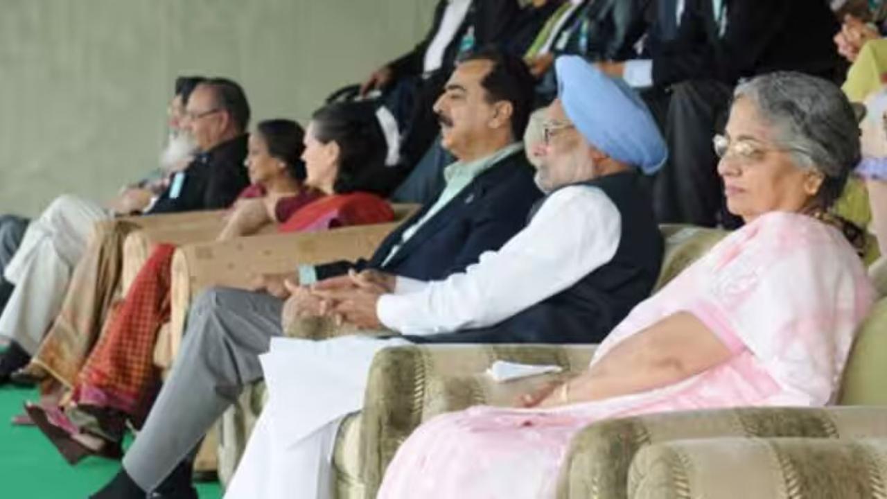 In this iconic image, Singh, his wife Gursharan Kaur, Pakistani Prime Minister Yousuf Raza Gilani, Sonia Gandhi, and President Pratibha Patil are seen together, watching the gripping 2011 World Cup semi-final at Mohali, days after which India went on to lift the trophy. (Pic: archivepmo.nic.in)
