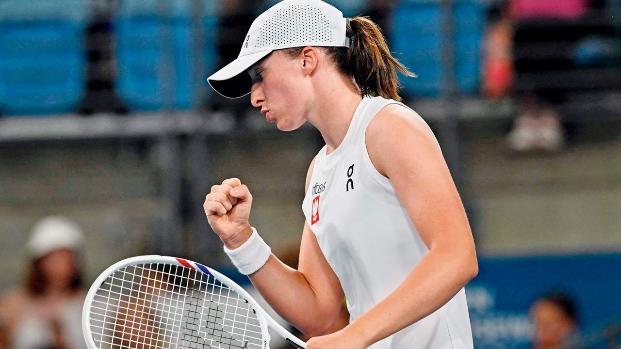 United Cup: Swiatek romps, Tsitsipas loses