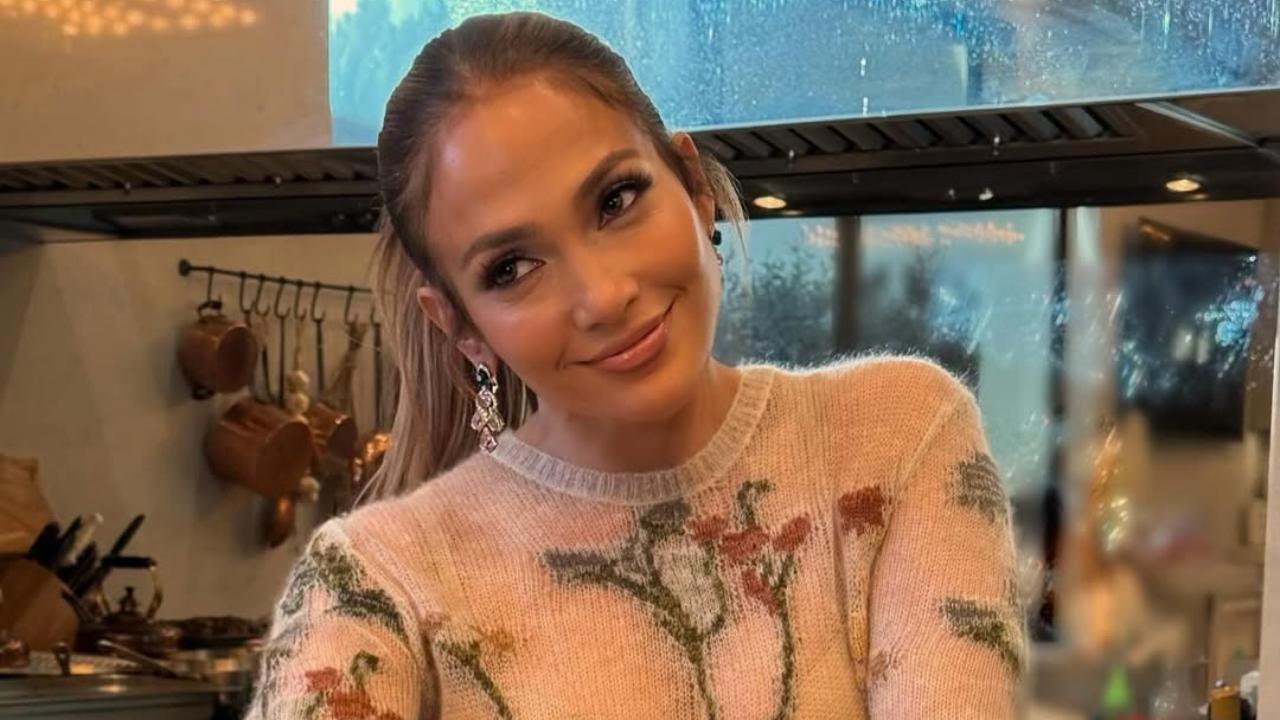 Jennifer Lopez poses with turkey on first thanksgiving after filing for divorce