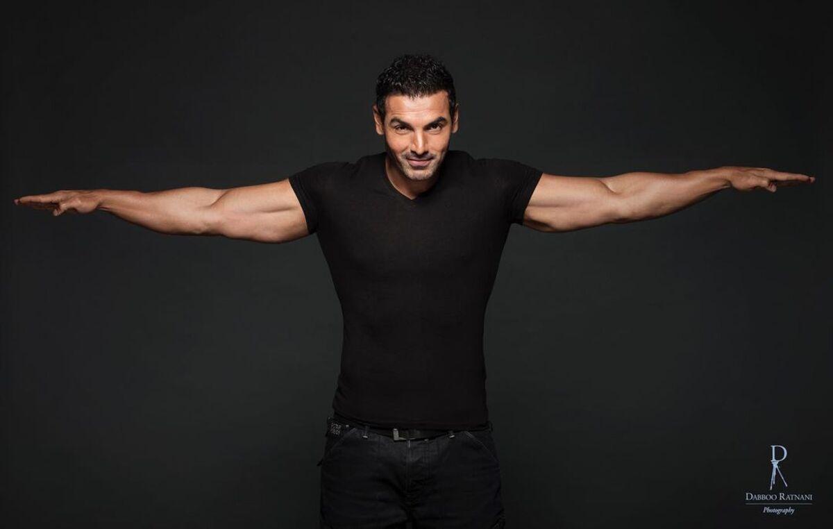 John rocks blacks and basics quite well. John pairs a black fitted tee and denim and flaunts his toned body.