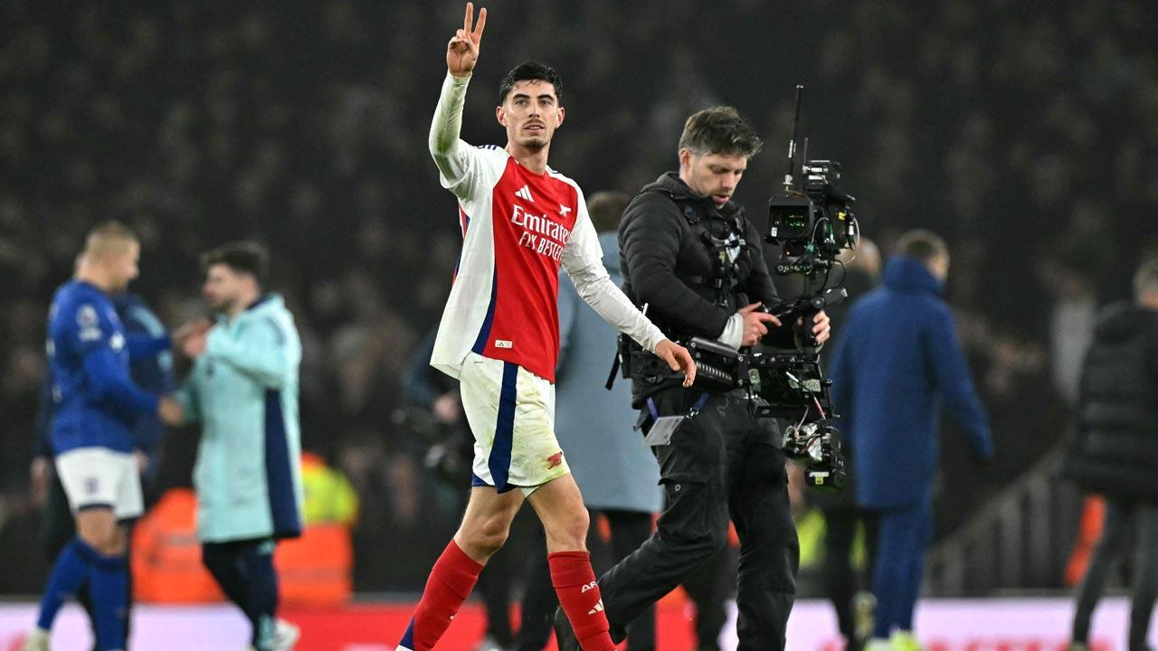 Arsenal moves up to second in the Premier League with a 1-0 win over Ipswich