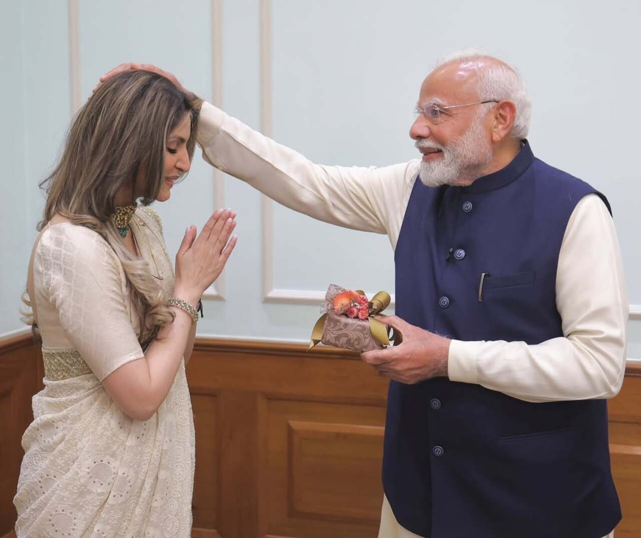 Riddhi Kapoor Sahni, daugter of Rishi and Neetu Kapoor, also attended the event. She presented the PM with a gift and sought his blessings