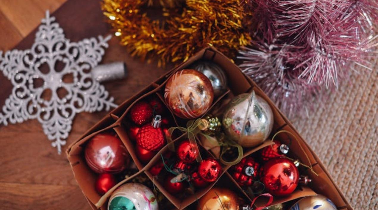 Lay it outLay out each component of your decoration—tree, stand, wire, decoration—out for a few hours so that your pets can sniff them out well. If your animals—cats and dogs—are in a super marking phase, here’s a hack: Take a hand towel and run it over your cat or dog. Especially the muzzle and the paws. Now wipe each element with this hand towel to transfer their scent to it. Now that it smells familiar, and like them, they are less likely to mark it.
