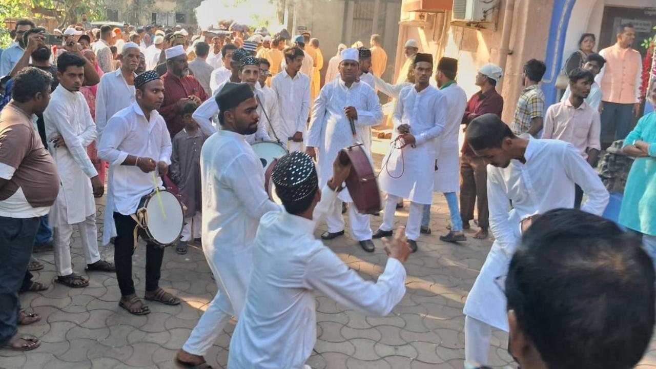 During the Mahim dargah Urs, 10-day event famously known as the Annual Mahim Fair is also organised