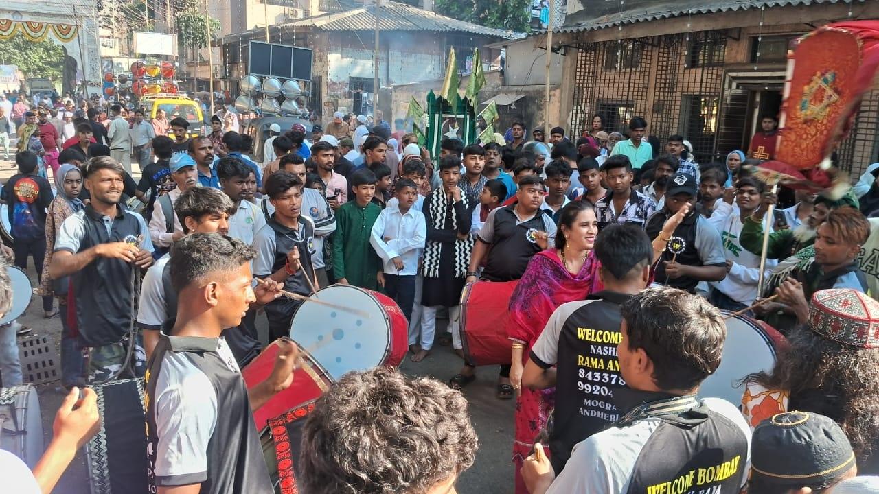 The 'sandal' is usually an array of sandalwood paste, flower, and shawl presented at Mahim dargah