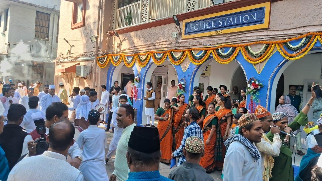 Mumbai Police officials pay obeisance at the Mahim Dargah by offering the first 'Chaadar' at the dargah each year. Pics/Sameer Abedi