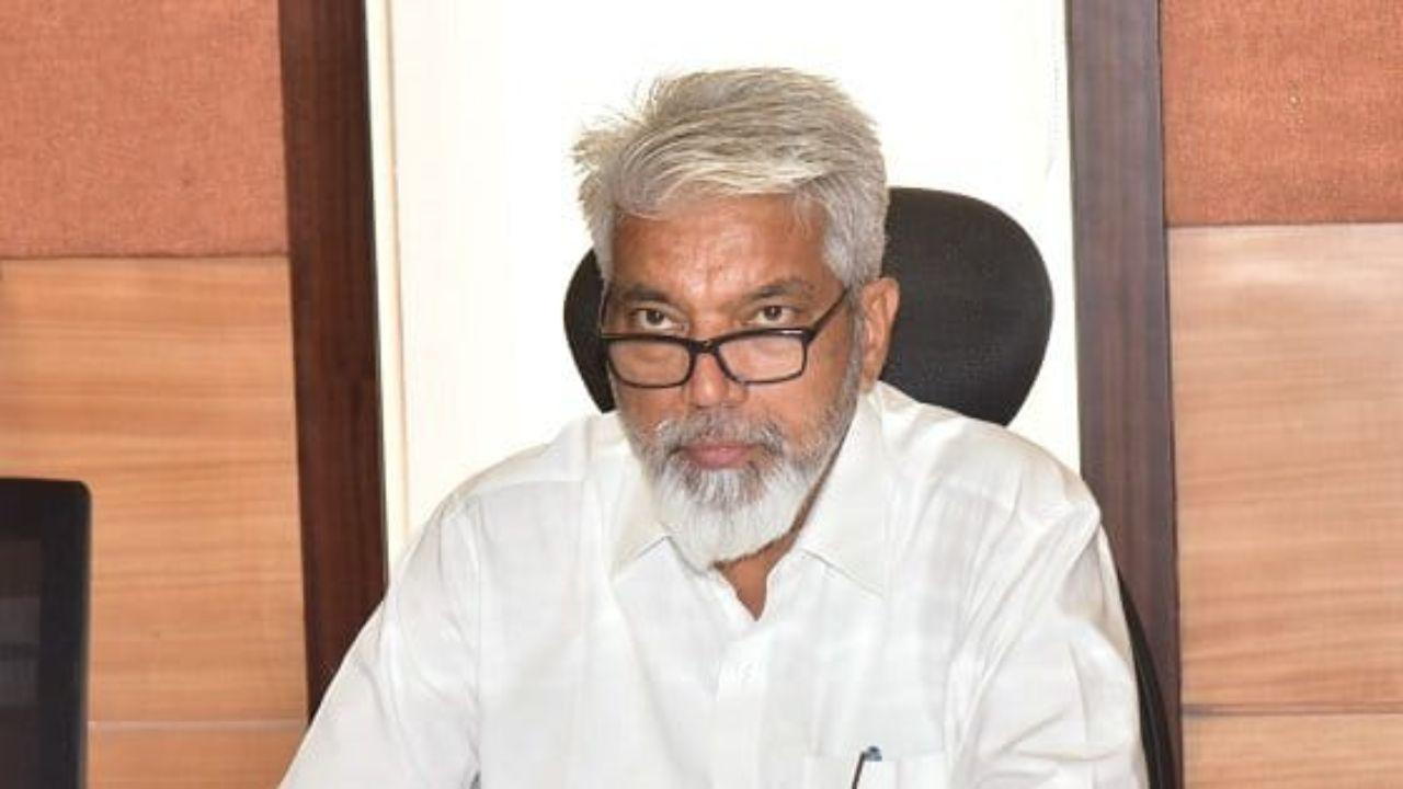 Dada Bhuse
Former Maharashtra PWD Minister and Shiv Sena MLA Dada Bhuse was sworn in as a member of 15th Maharashtra Legislative Assembly