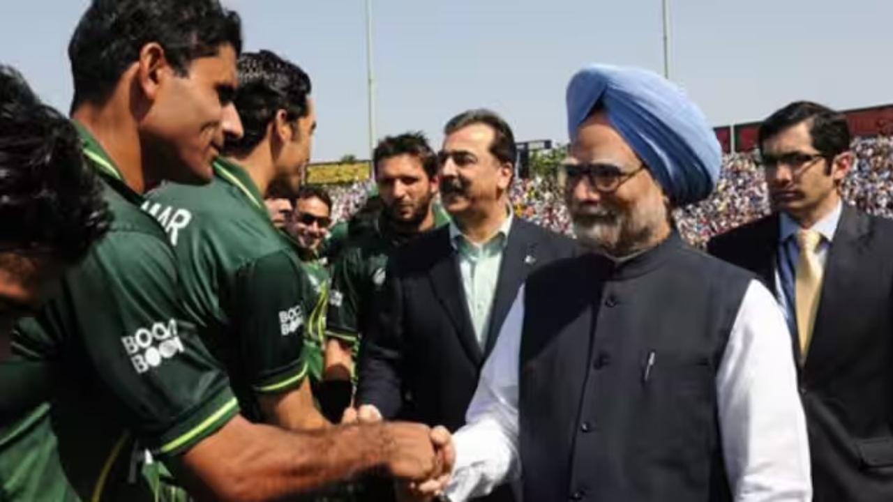 After assuming office, Singh became known not only for his expertise in economics but also for his innovative diplomatic strategies. One notable example was during the 2011 ICC World Cup. On March 30, 2011, he was photographed engaging with the Pakistani cricket team during the highly anticipated Indo-Pak World Cup semi-final at the Punjab Cricket Association Stadium in Mohali. (Pic: Wikimedia Commons)