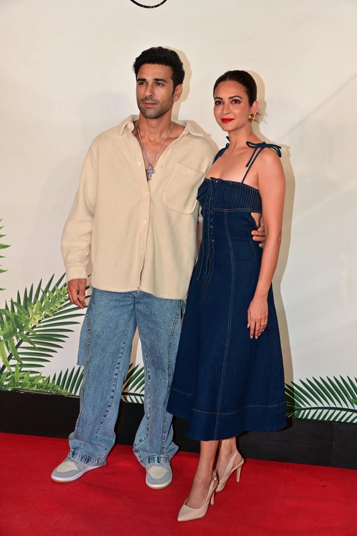 The lovey-dovey couple, Pulkit Samrat and Kriti Kharbanda were also spotted. Kriti was wearing a strappy tie-up denim dress and Pulkit was dressed casually in a beige shirt and blue denims.