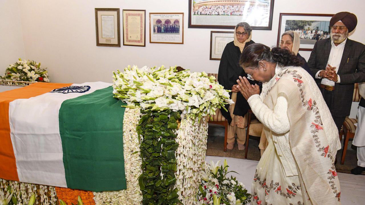 President Droupadi Murmu also reached former prime minister Manmohan Singh's New Delhi residence to pay her last respects