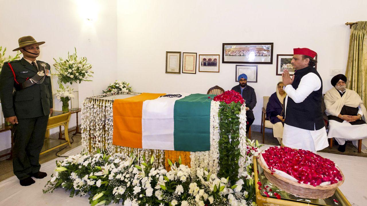 Samajwadi Party Chief Akhilesh Yadav pays his last respects to former prime minister Manmohan Singh at the latter's residence in New Delhi
